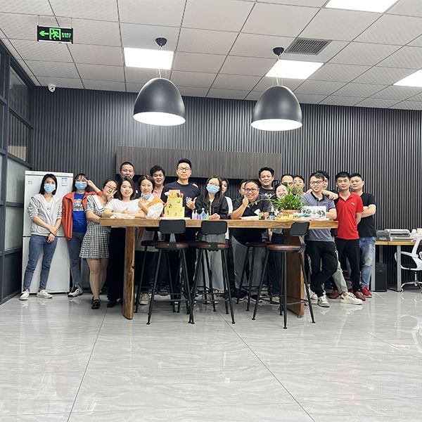 Нашият шеф се обади на партито за рождения ден на Гари